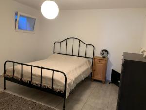 a bedroom with a bed and a dresser and a window at Ruhig, Sonnig und etwas Speziell in Hilzingen