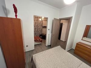 1 dormitorio con cama, tocador y espejo en Jordans appartment en Tesalónica