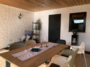 - une salle à manger avec une table et des chaises en bois dans l'établissement Ruhig, Sonnig und etwas Speziell, à Hilzingen