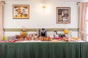 stół z wieloma talerzami jedzenia w obiekcie Villa Cassia w miejscowości Mali Lošinj
