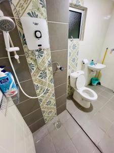 ein Badezimmer mit Toilette und Waschbecken in der Unterkunft Ipoh Anderson Suites by Migliore in Ipoh