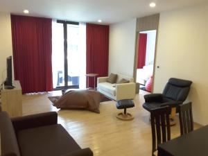 Ruang duduk di Baan Mai Khao Beach Residence