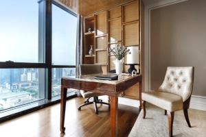 een kantoor met een bureau, een stoel en een raam bij The Ritz-Carlton, Chengdu in Chengdu