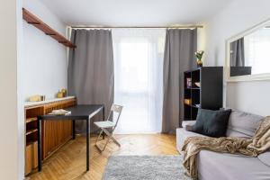 ein Wohnzimmer mit einem Tisch und einem Sofa in der Unterkunft Golden Apartaments in Warsaw - One Bedroom Apartament in the center - Żelazna in Warschau