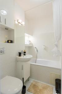 ein Badezimmer mit einem WC, einem Waschbecken und einer Badewanne in der Unterkunft Golden Apartaments in Warsaw - One Bedroom Apartament in the center - Żelazna in Warschau