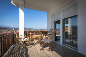 d'un balcon avec des chaises et une table offrant une vue. dans l'établissement Villa Luca Christo, à Mrzenci