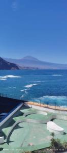 um campo de golfe com o oceano ao fundo em Zoraida del MaryReviva Canarias em El Pris