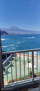 uma varanda com vista para a praia e para o oceano em Zoraida del MaryReviva Canarias em El Pris