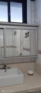 uma casa de banho com um lavatório e um espelho em Zoraida del MaryReviva Canarias em El Pris