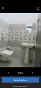 アムリトサルにあるswaran Houseのバスルーム(トイレ、洗面台付)