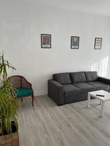 uma sala de estar com um sofá e uma mesa em Casa di Bianca em Lerici