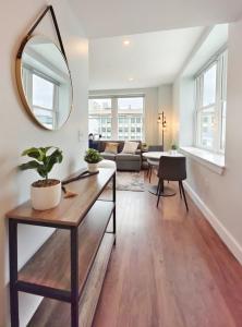 Фотография из галереи Fun Cozy Apts - 1 25 Mile Walk to TIAA Bnk Fld в городе Джэксонвилл +5 фотографий