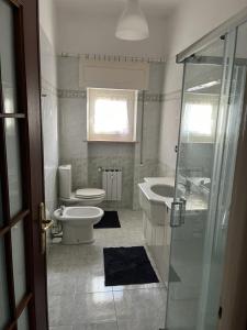 uma casa de banho com um WC, um lavatório e um chuveiro em Casa di Bianca em Lerici