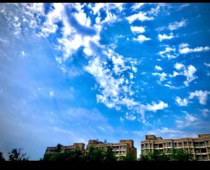 una formación de nubes en el cielo sobre algunos edificios en Aapka Ghar en Bombay