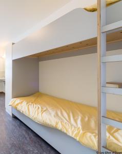 Bett in einem Zimmer mit Etagenbett in der Unterkunft Gîte Kaleo Eupen Jugendherberge in Eupen