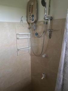 W łazience znajduje się prysznic. w obiekcie Bossert Residence w Panglao City