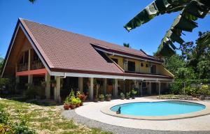 dom z basenem przed nim w obiekcie Bossert Residence w Panglao City