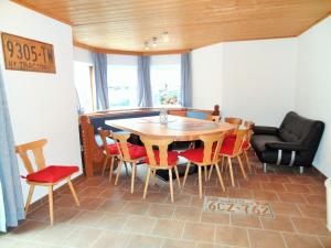 ein Esszimmer mit einem Tisch und Stühlen in der Unterkunft Cosy holiday home in L ngenfeld in Längenfeld