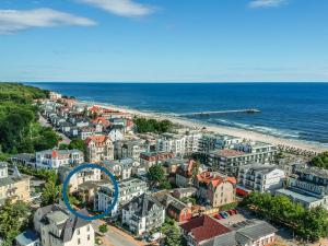 eine Luftansicht einer Stadt am Meer in der Unterkunft Villa Glaeser in Bansin