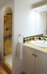 ein Bad mit einem Waschbecken und einer Dusche in der Unterkunft Les Bastides 3028 in Grimaud