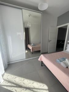 Postel nebo postele na pokoji v ubytování IRIS Apartment