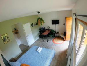 Sala de estar con cama azul y mesa en EVASION NATURE ET CONVIVIALITÉ, en Sourcieux-les-Mines