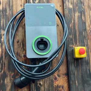 Altribute Studio w Sauna Secure Parking wifi 90mbs في ليبايا: يمكن توصيل جهاز ipod بسلك على الطاولة