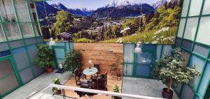einen Balkon eines Gebäudes mit Bergblick in der Unterkunft Ferienwohnung Ahornpark in Piding