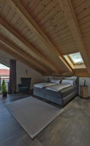 ein Schlafzimmer mit einem Bett und einer Holzdecke in der Unterkunft Ferienwohnung Ahornpark in Piding