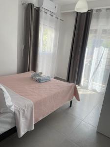 Postel nebo postele na pokoji v ubytování IRIS Apartment