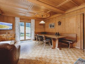 een eetkamer met een grote houten tafel en stoelen bij holiday home Fusch an der Glocknerstra e in Fusch an der Glocknerstraße