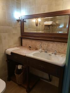 y baño con lavabo y espejo. en Paço de S.Cipriano, en Guimarães