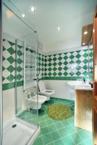 博爾查迪卡多爾的住宿－Appartamento Antelao，浴室配有卫生间、盥洗盆和淋浴。