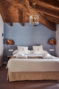 a bedroom with a large bed with a blue wall at Casa Palacio Reina de Tardajos in Vinuesa