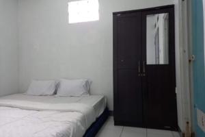 Tempat tidur dalam kamar di OYO 93847 Blio Guest House Syariah