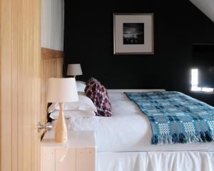 Postel nebo postele na pokoji v ubytování Llys Meddyg