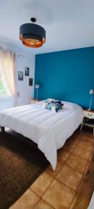Een bed of bedden in een kamer bij La maison du bonheur