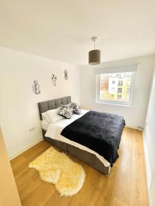 Schlafzimmer mit einem Bett, einem Fenster und einem Teppich in der Unterkunft Starberry Court in London
