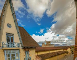 a house with a roof and a cloudy sky at La Panaderia 8 PAX, terraza exterior in Cenicero