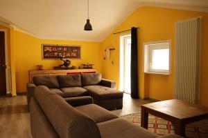 sala de estar con sofá y mesa en Lo barbaboc, en Aosta