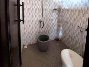 d'une petite salle de bains avec toilettes d'angle. dans l'établissement SPOT ON 93880 Guest House Bu Iin Syariah, à Sidoarjo