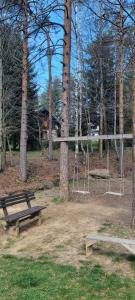 Um jardim no exterior de Divcigora Apartman E&N