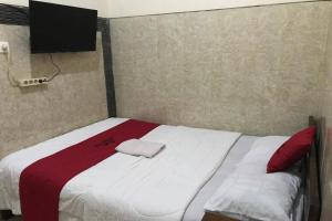 Tempat tidur dalam kamar di Capital O 93882 The Pondok Palma Villa & Resto