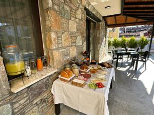uma mesa com um buffet de comida em @Home Dalyan em Dalyan