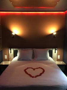 un corazón dibujado en una cama con luces encendidas en Lov'Infini, en Mers-les-Bains