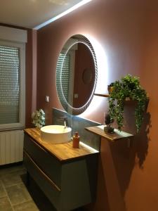 bagno con lavandino e specchio di Lov'Infini a Mers-les-Bains
