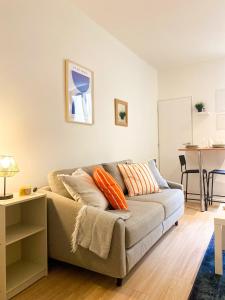 a living room with a couch and a table at Studio cosy Eglise Notre-Dame-des-Calades in Villefranche-sur-Saône