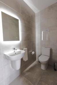 Bilik mandi di Killarney View House B&B