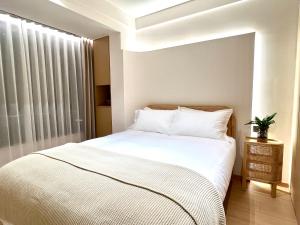 Un pat sau paturi într-o cameră la Pikkie Designer's Stylish Three Bed Room Apartmemt