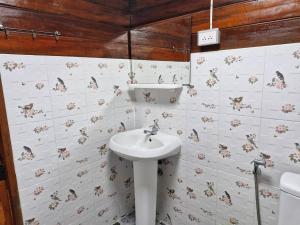 y baño con lavabo y aseo. en Yungthong Baan Suan Resort en Ban Ko